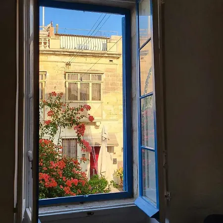 Cozy 2 Bedroom Maisonette *