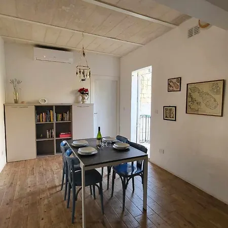 Cozy 2 Bedroom Maisonette