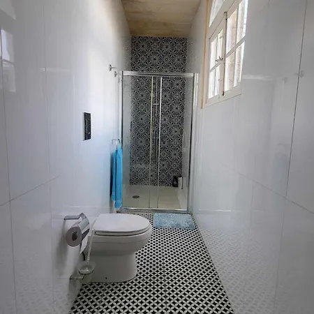 Cozy 2 Bedroom Maisonette Appartement *