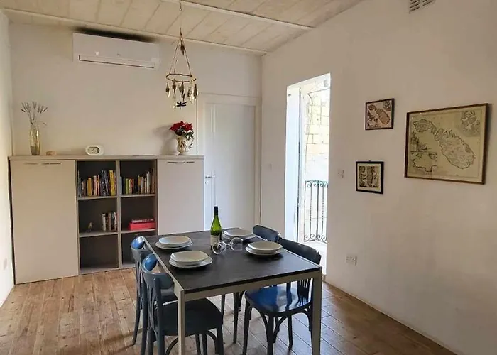 Cozy 2 Bedroom Maisonette