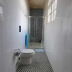 Cozy 2 Bedroom Maisonette דירה *