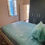 Cozy 2 Bedroom Maisonette דירה