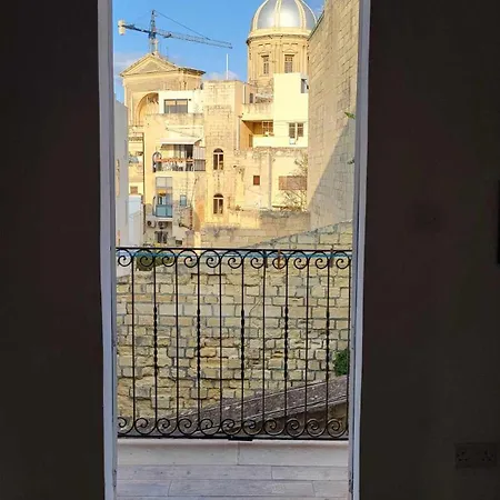 Cozy 2 Bedroom Maisonette דירה *