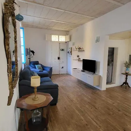 Apartment Cozy 2 Bedroom Maisonette