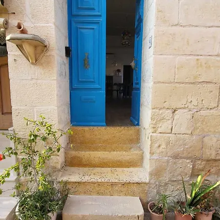 Cozy 2 Bedroom Maisonette דירה