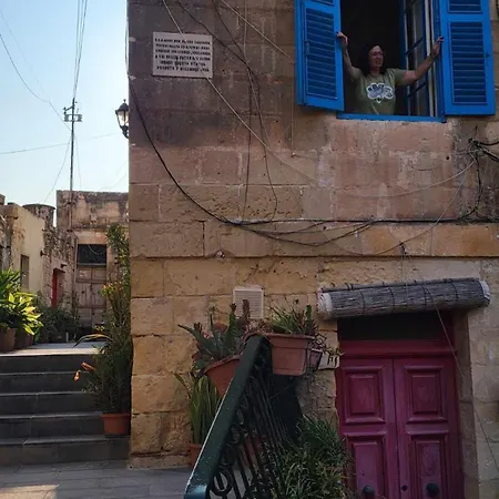 Cozy 2 Bedroom Maisonette דירה *