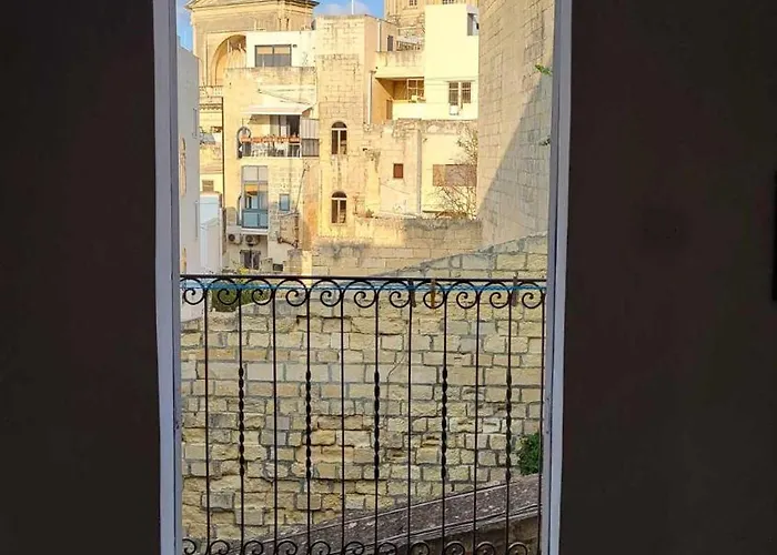 Cozy 2 Bedroom Maisonette شقة *