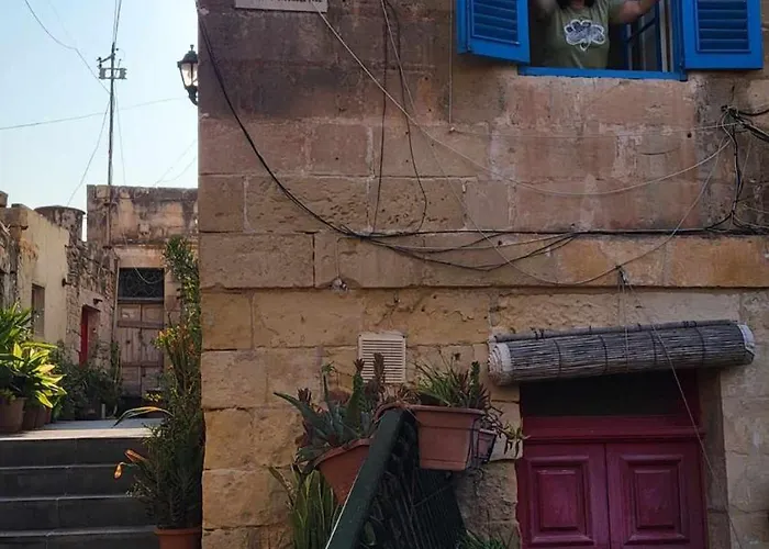 Cozy 2 Bedroom Maisonette شقة *